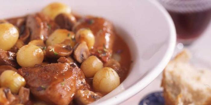 Lag en smakfull coq au vin med vår enkle oppskrift Lag en smakfull coq au vin med vår enkle oppskrift