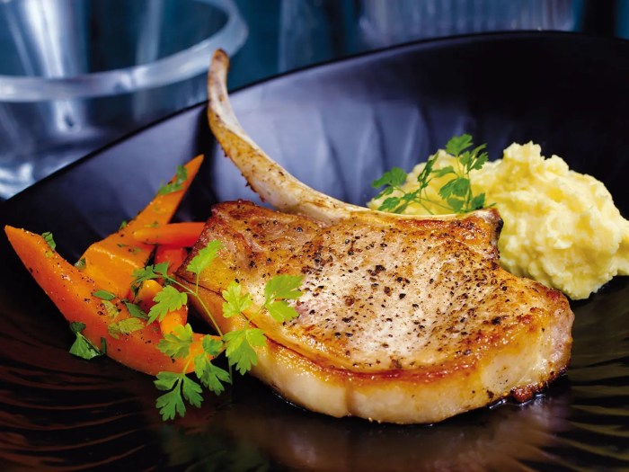 Svinecarré med sprø svor, saftig saus og marinade – oppskrift og teknikker Svinecarré med sprø svor, saftig saus og marinade – oppskrift og teknikker