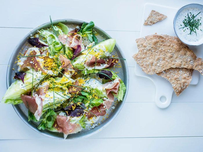 Lag en kremet og deilig rømmedressing til din neste salat Lag en kremet og deilig rømmedressing til din neste salat