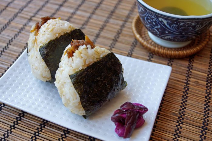 Onigiri oppskrift: En reise gjennom japansk kultur og kulinarisk kunst Onigiri oppskrift: En reise gjennom japansk kultur og kulinarisk kunst
