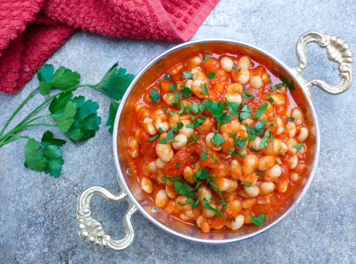 Lag smakfulle bønner i tomatsaus: En komplett oppskrift Lag smakfulle bønner i tomatsaus: En komplett oppskrift