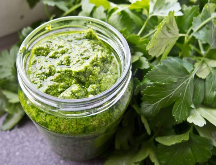 Oppskrift på grønn pesto: En smaksrik reise med urter og nøtter Oppskrift på grønn pesto: En smaksrik reise med urter og nøtter