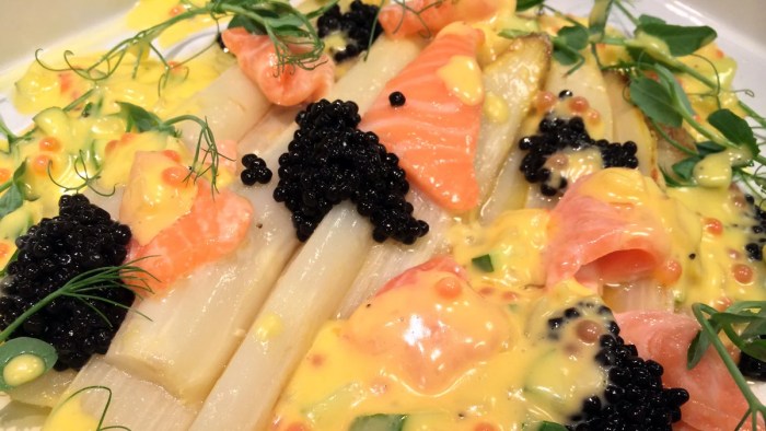 Laks og asparges: En smakfull reise fra start til slutt Laks og asparges: En smakfull reise fra start til slutt