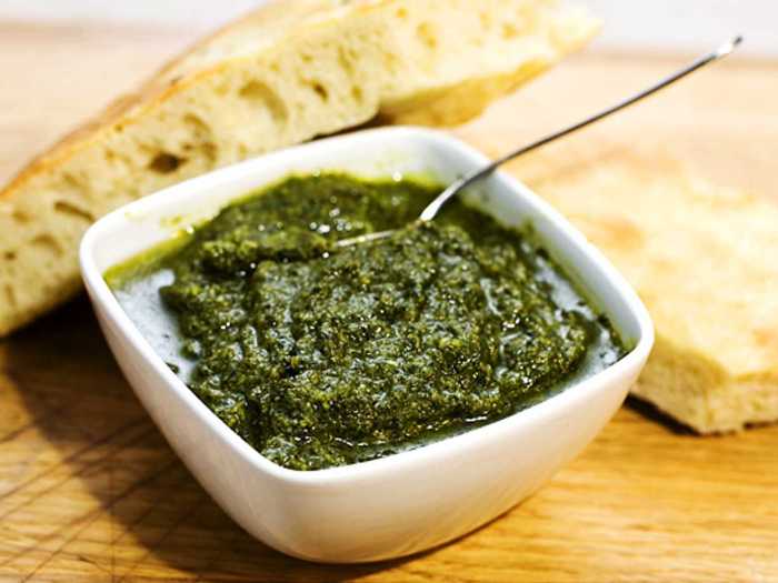 Oppskrift på grønn pesto: En smaksrik reise med urter og nøtter Oppskrift på grønn pesto: En smaksrik reise med urter og nøtter