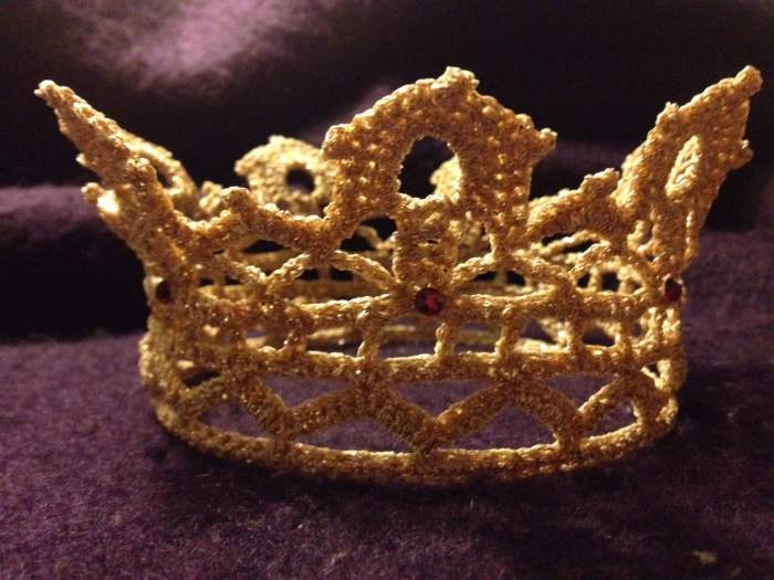 Strikke prinsessekrone: Lag din egen kongelige krone Strikke prinsessekrone: Lag din egen kongelige krone
