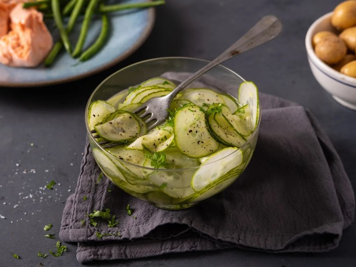 Lag en forfriskende agurksalat med eddik Lag en forfriskende agurksalat med eddik