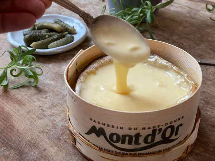 Mont d'Or-oppskrift: En guide til den franske delikatesse Mont d'Or-oppskrift: En guide til den franske delikatesse