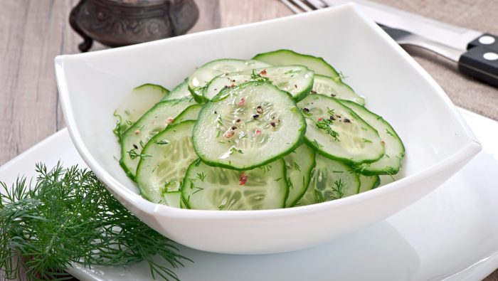 Lag en forfriskende agurksalat med eddik Lag en forfriskende agurksalat med eddik
