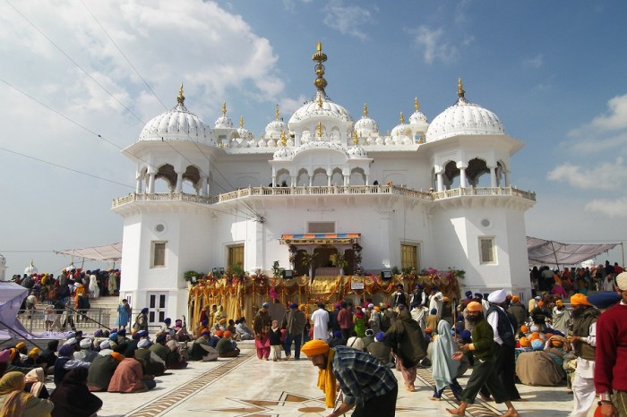 Omvisning I Gurdwara, LæR Om Sikhismens Tradisjoner Med En Omvisning I En Gurdwara – En åNdelig Reise! Omvisning I Gurdwara, LæR Om Sikhismens Tradisjoner Med En Omvisning I En Gurdwara – En åNdelig Reise!