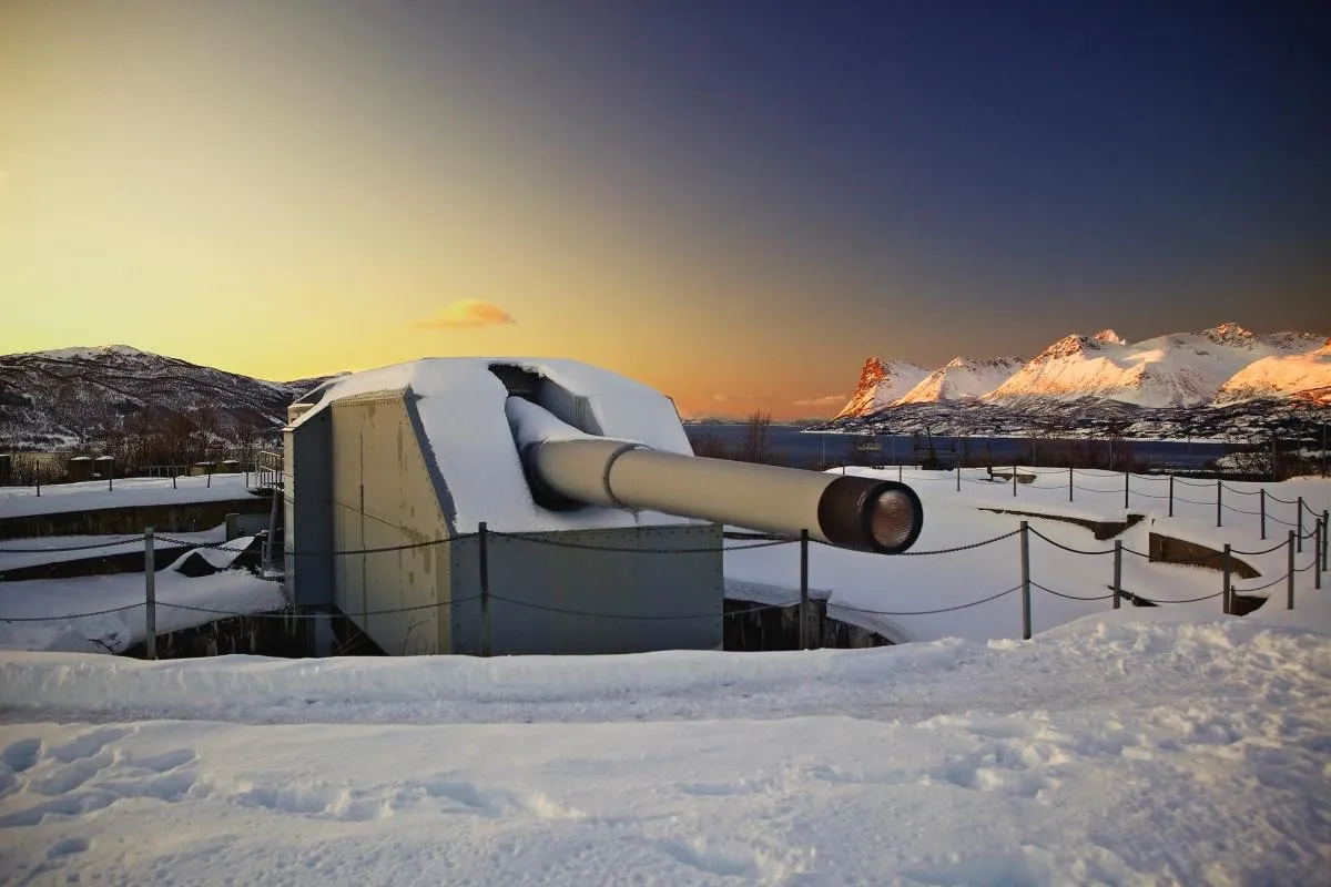 Harstad adolf baard norway løken verdenskrig andre nordnorge foran gigant Adolfkanonen omvisning