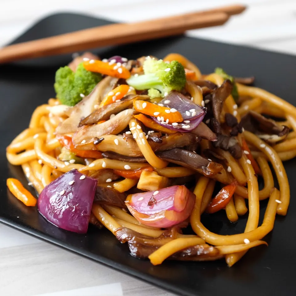 Nudler stekte teriyaki laks Udon nudler oppskrift