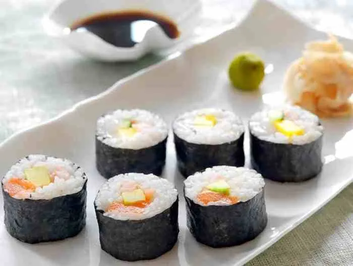 Sushi med laks: En guide til å lage den perfekte biten Sushi med laks: En guide til å lage den perfekte biten