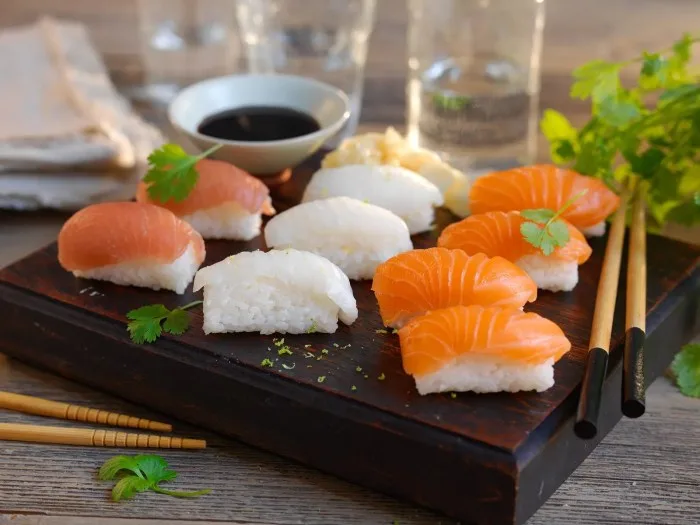 Sushi med laks: En guide til å lage den perfekte biten Sushi med laks: En guide til å lage den perfekte biten