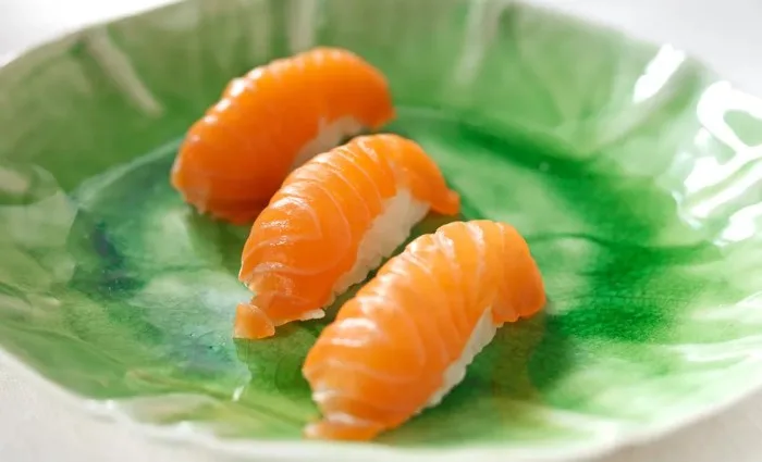 Sushi med laks: En guide til å lage den perfekte biten Sushi med laks: En guide til å lage den perfekte biten