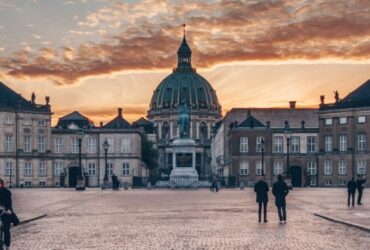Omvisning På Amalienborg Slott, Opplev Dansk Kongelig Prakt Med En Omvisning På Amalienborg Slott – En Reise Gjennom Kongehistorien!