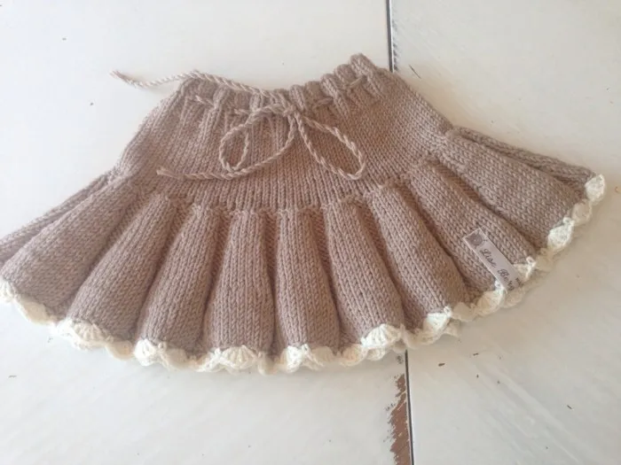 Strikket skjørt barn gratis oppskrift