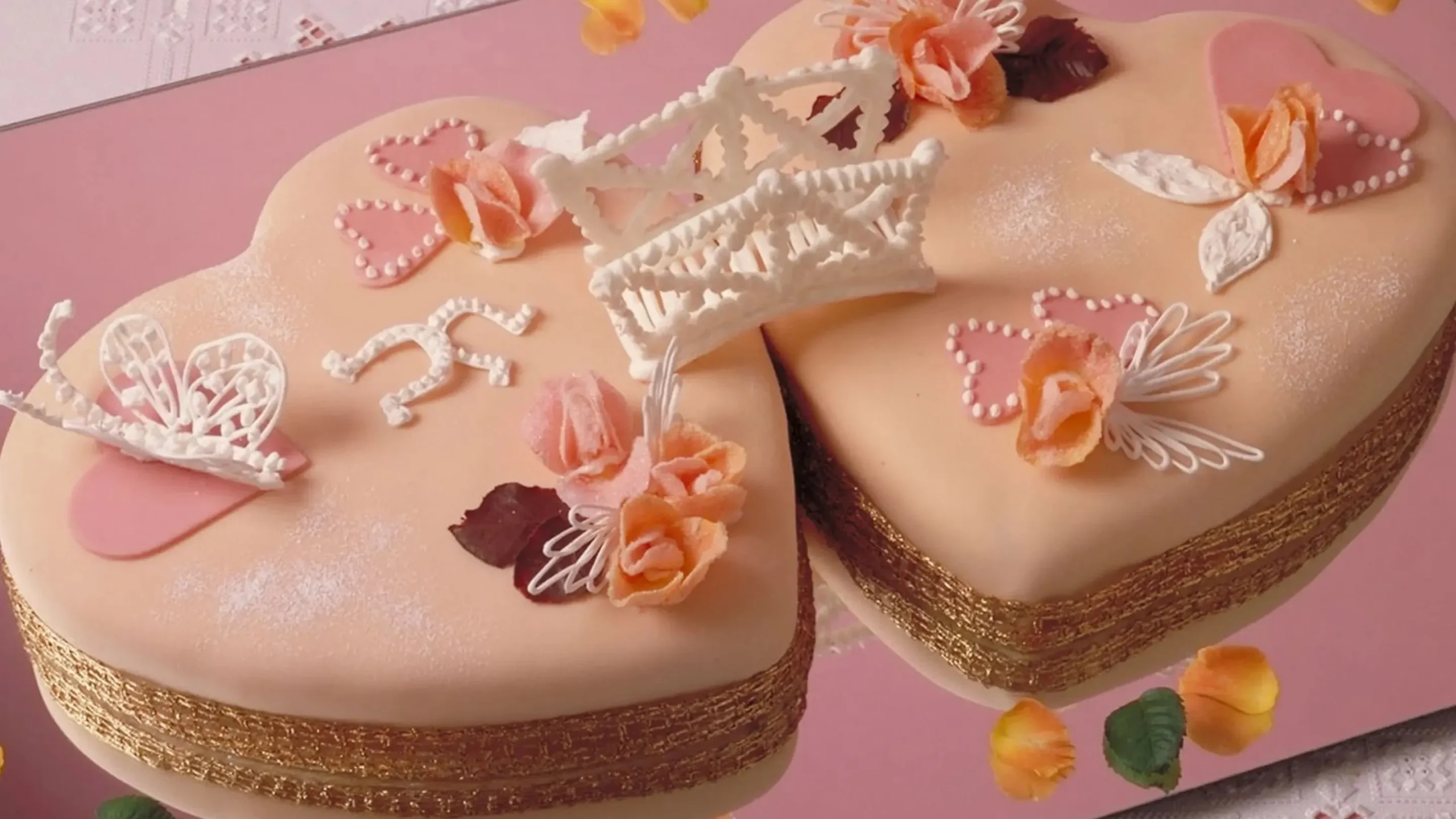 Bryllupskake marsipankake bringebær fylt valnøtter