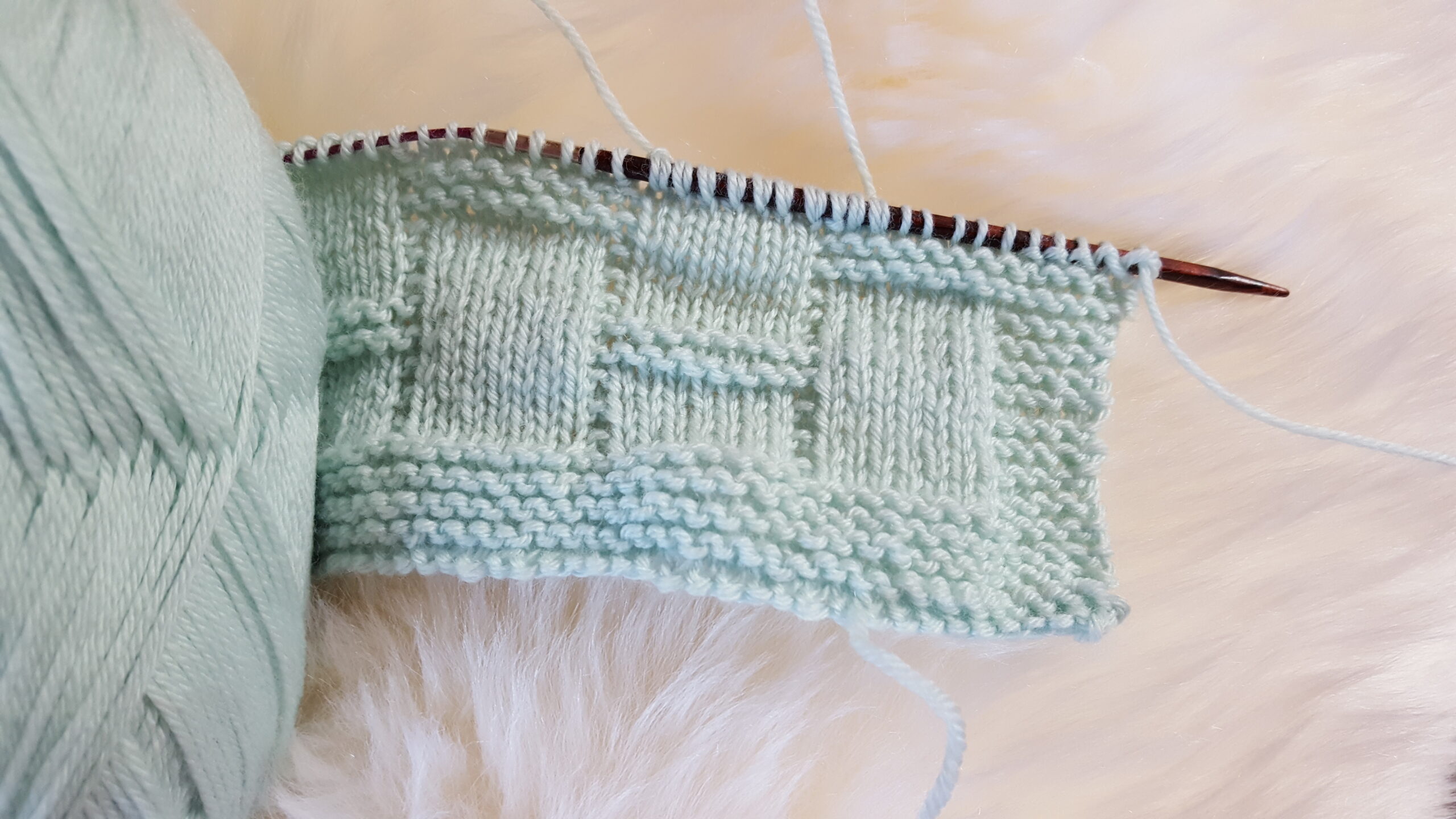 Babyteppe teppe ofte enkle er strikkeoppskrift garn