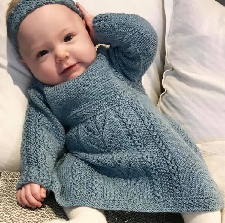Oppskrift på strikket babykjole