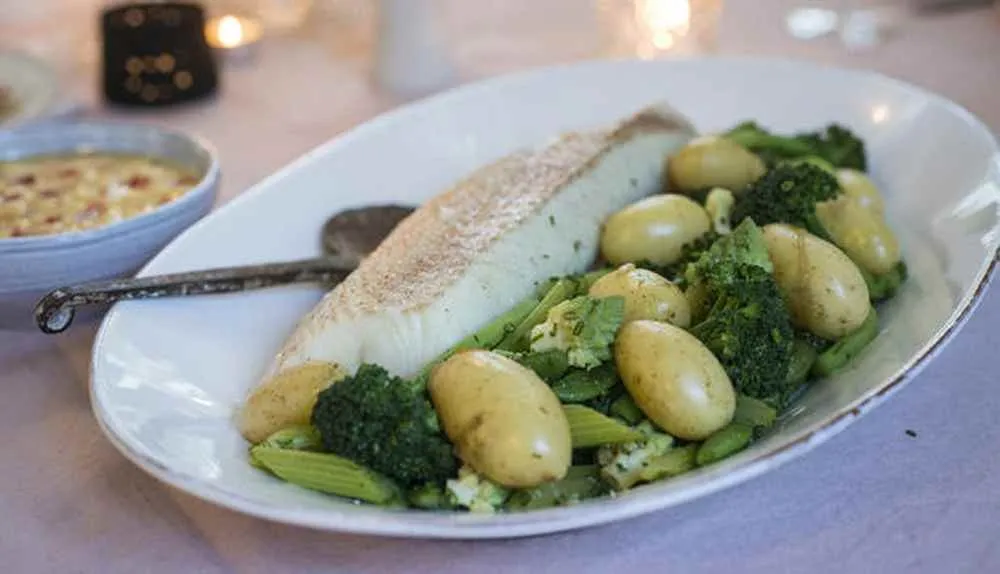 Kveite stekt gresk salat oppskrifter meny oppskrift