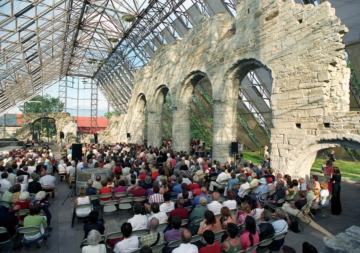 Hamardomen Omvisning, Opplev Hamardomen med en guidet omvisning – et arkitektonisk mesterverk i vakre omgivelser!