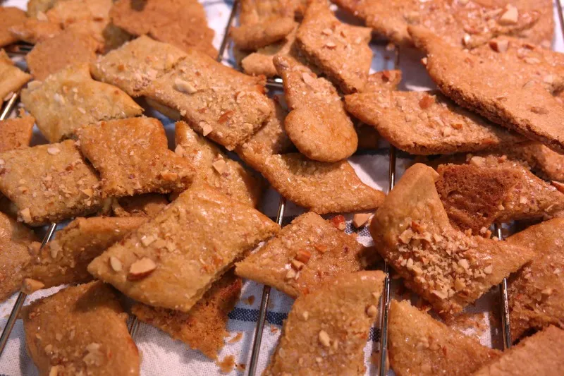 Halsedisse elion strikkeopskrift strikket og