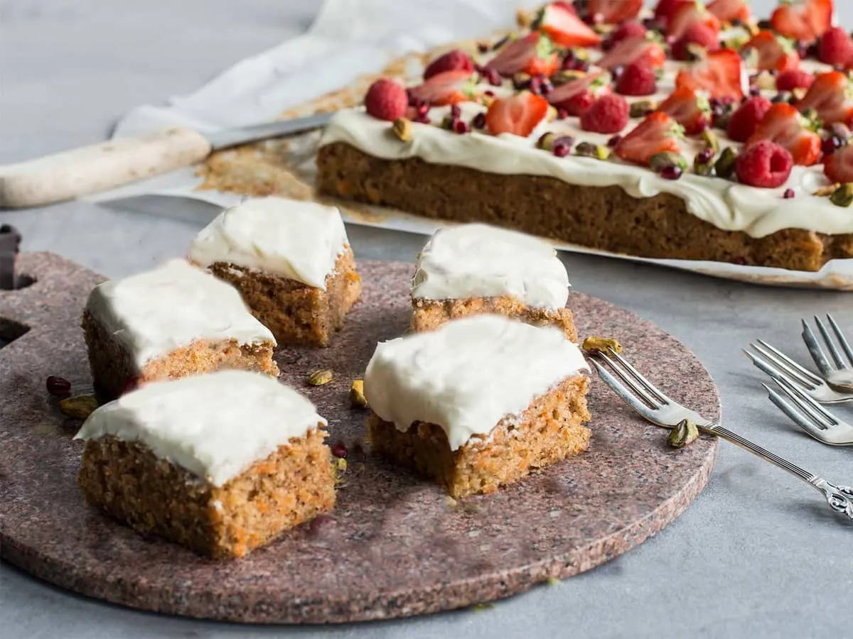 Oppskrift på gulrotkake i langpanne