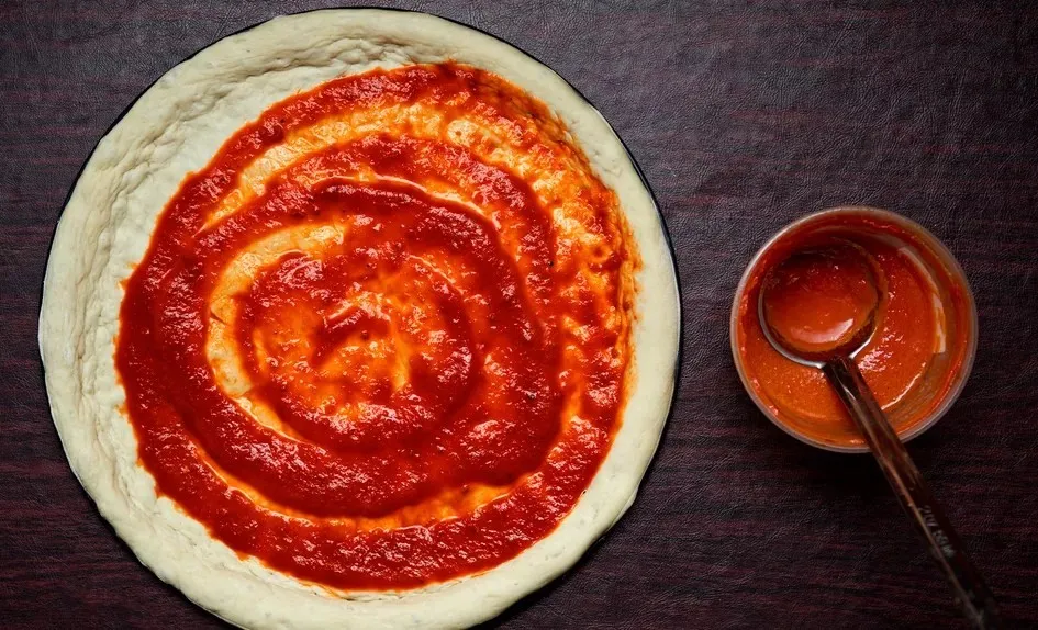 Hvit pizzasaus slik godt pizzaen skal toppe spekeskinke urter tidsforbruk meny