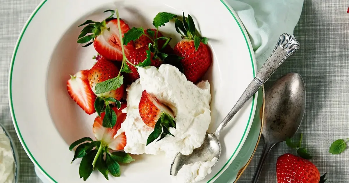 Hvit sjokolade bær pynta