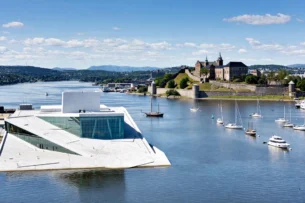 Operahuset ved havnen i Oslo i dagslys Operahuset ved havnen i Oslo i dagslys