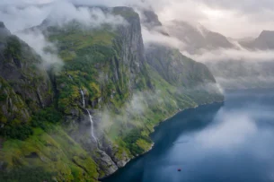 Bratt fjord med fosser og fjell i Norge Bratt fjord med fosser og fjell i Norge